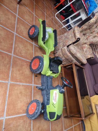 Tractor de juguete verde
