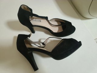 Zapatos de tacón negros para mujer