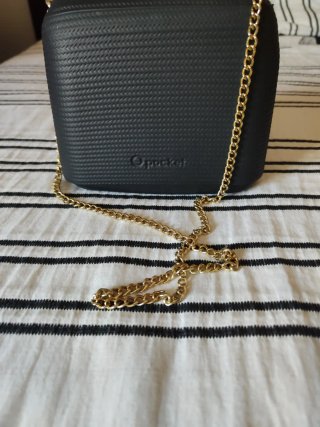 Bolso O bag negro con cadena dorada