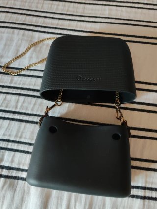 Bolso O bag negro con cadena dorada
