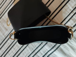 Bolso O bag negro con cadena dorada