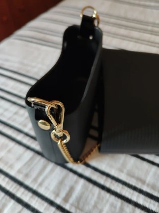 Bolso O bag negro con cadena dorada