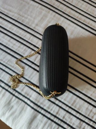 Bolso O bag negro con cadena dorada