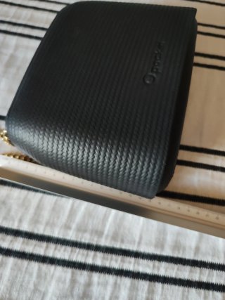 Bolso O bag negro con cadena dorada