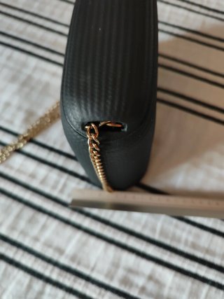 Bolso O bag negro con cadena dorada