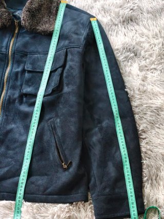 Chaqueta aviador azul con cuello marrón