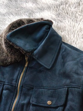 Chaqueta aviador azul con cuello marrón