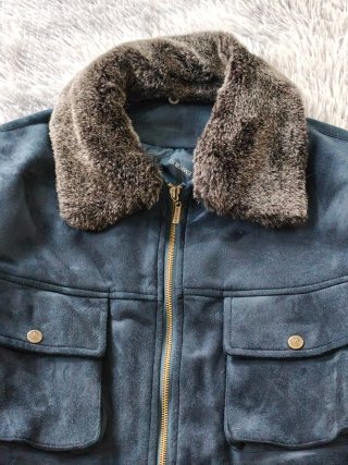 Chaqueta aviador azul con cuello marrón