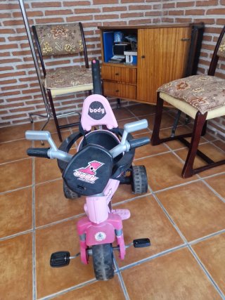 Triciclo infantil rosa y azul. Por separado 10€