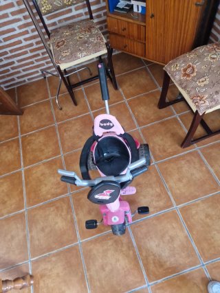 Triciclo infantil rosa y azul. Por separado 10€