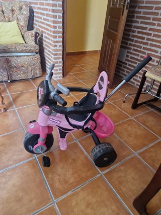 Triciclo infantil rosa y azul. Por separado 10€