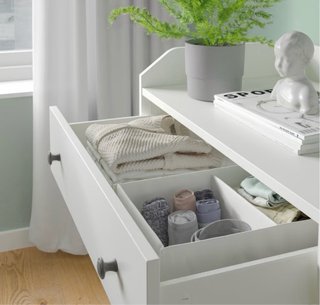 Cómoda IKEA 3 cajones con estantería. Buen estado.