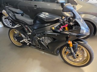 Yamaha R1 Negra Deportiva