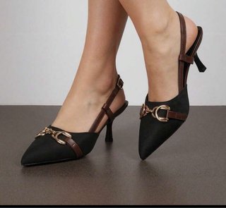 Zapatos de tacón negros y marrones