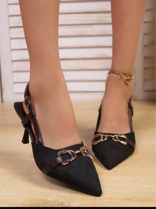 Zapatos de tacón negros y marrones