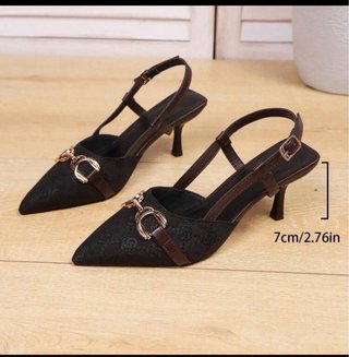Zapatos de tacón negros y marrones
