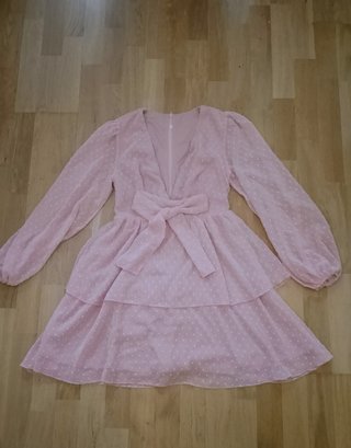 Vestido rosa con volantes y lazo manga larga