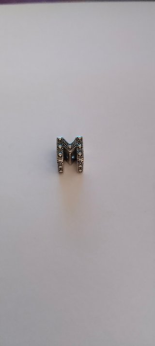 Letra M Charm de Pandora