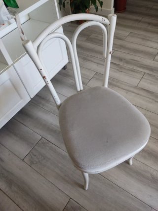 Sillas de madera blancas y grises