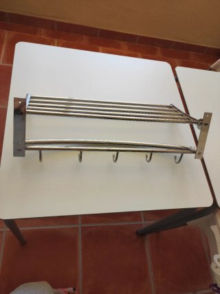 Portatoallas y toallero de metal plateado baño