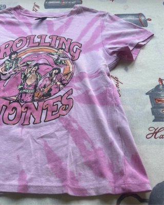 ⁠Camiseta H&M Rolling Stones Tie-Dye Rosa Talla M