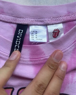 ⁠Camiseta H&M Rolling Stones Tie-Dye Rosa Talla M