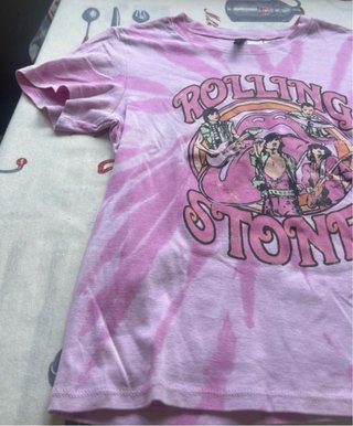 ⁠Camiseta H&M Rolling Stones Tie-Dye Rosa Talla M