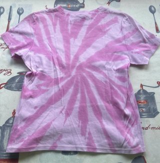⁠Camiseta H&M Rolling Stones Tie-Dye Rosa Talla M