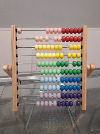 Ábaco de madera con cuentas de colores