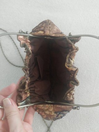 Bolso bombonera ocre con cuentas, doble asa metal