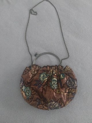 Bolso bombonera ocre con cuentas, doble asa metal
