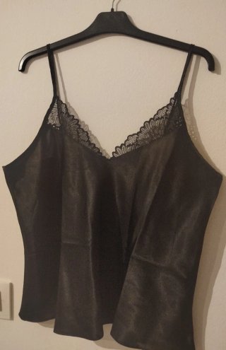 Blusa negra con encaje