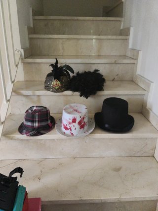 Lote de 4 gorros y peluca