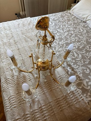 Lámpara de techo dorada y cristal