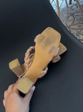 Sandalias de tacón beige trenzadas
