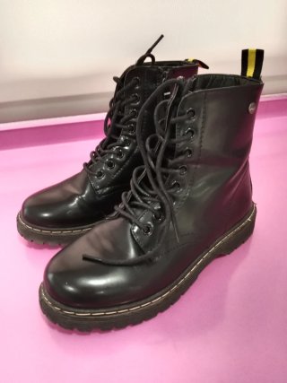 Botas negras con cordones