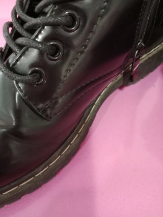 Botas negras con cordones