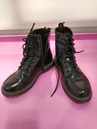 Botas negras con cordones