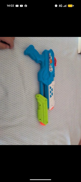 Pistola ad acqua blu e verde