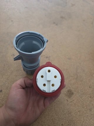 Enchufe industrial ZNPON 32A 4P+N+E TRIFASICO