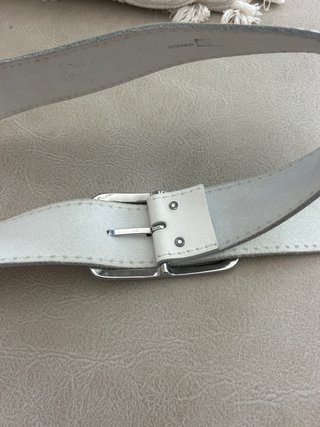 Cinturón de cuero blanco con hebilla plateada