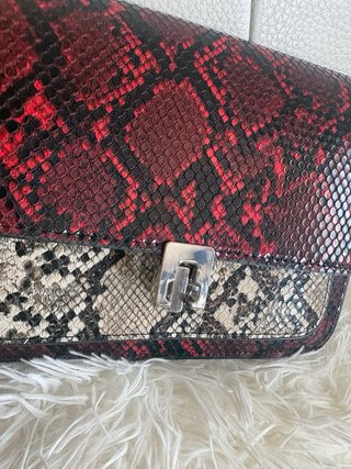 Bolso estampado serpiente rojo y negro
