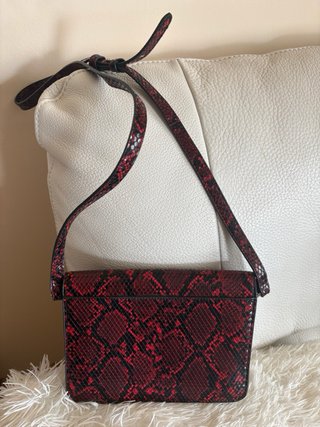Bolso estampado serpiente rojo y negro