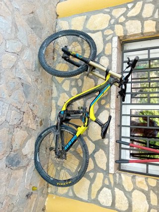 Bicicleta da discesa in fibra di carbonio Giant