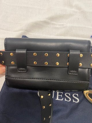 Riñonera Guess Negra con Tachuelas Doradas
