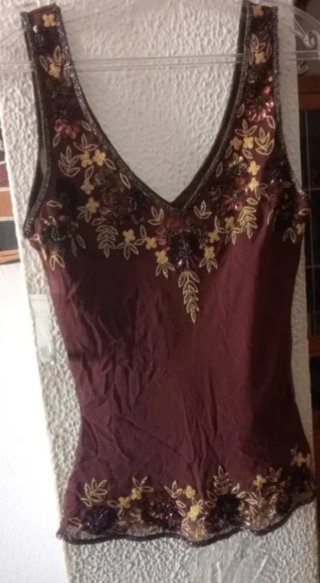 Se vende top sin manga con pedreria