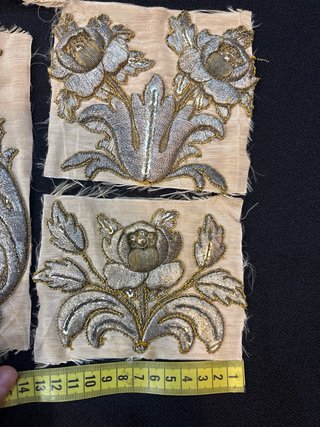 Piezas bordados oro antiguo flores y uvas
