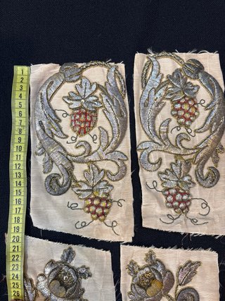 Piezas bordados oro antiguo flores y uvas