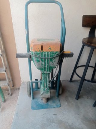 Martillo percutor eléctrico con cinceles  Ineco