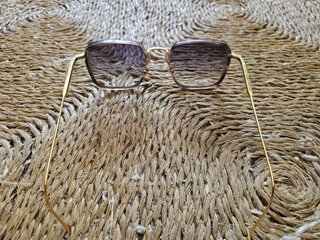 Gafas de sol marrones y doradas